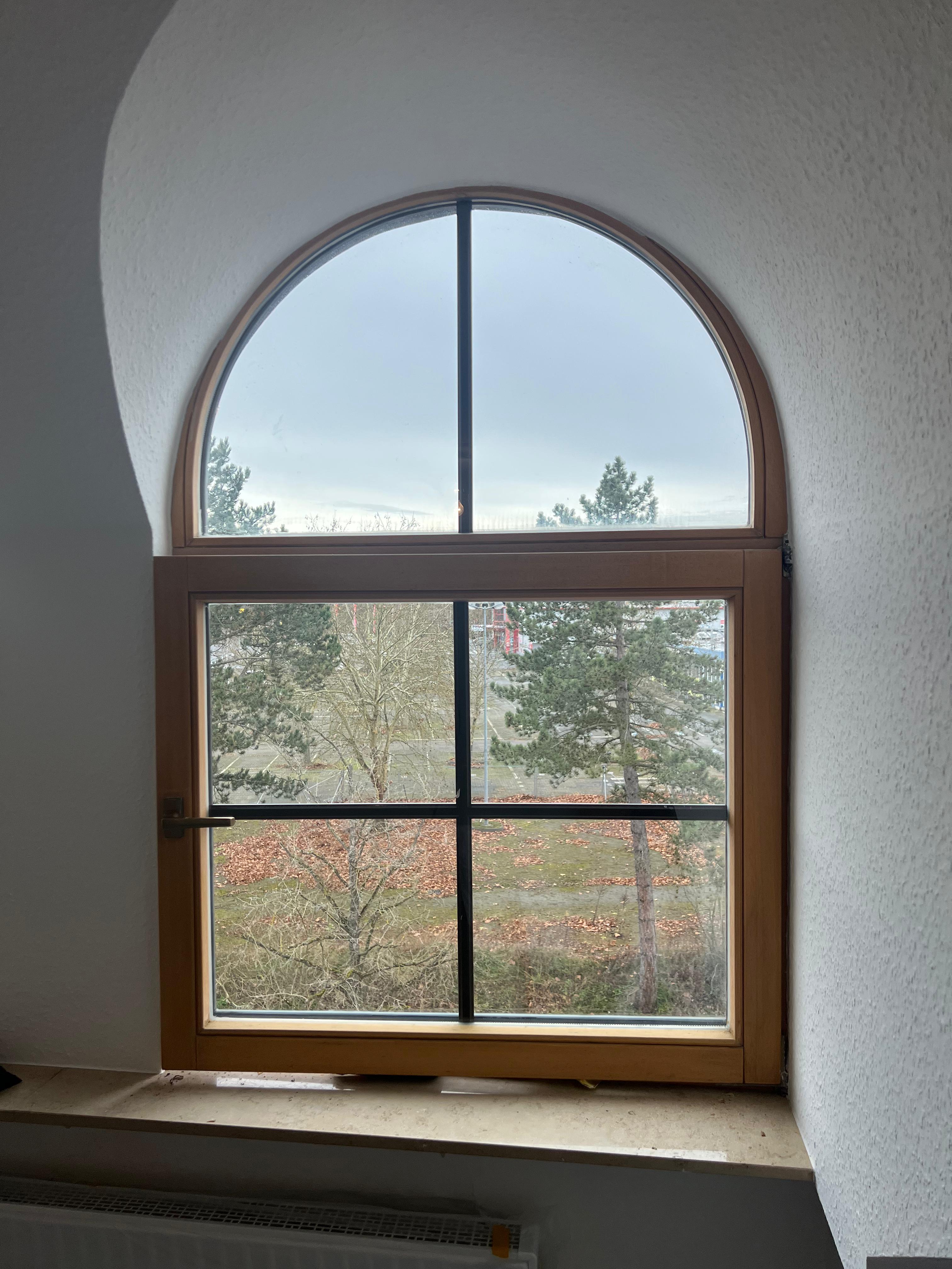 In 8 Schritten dunkel lasierte Fenster weiß umlackieren