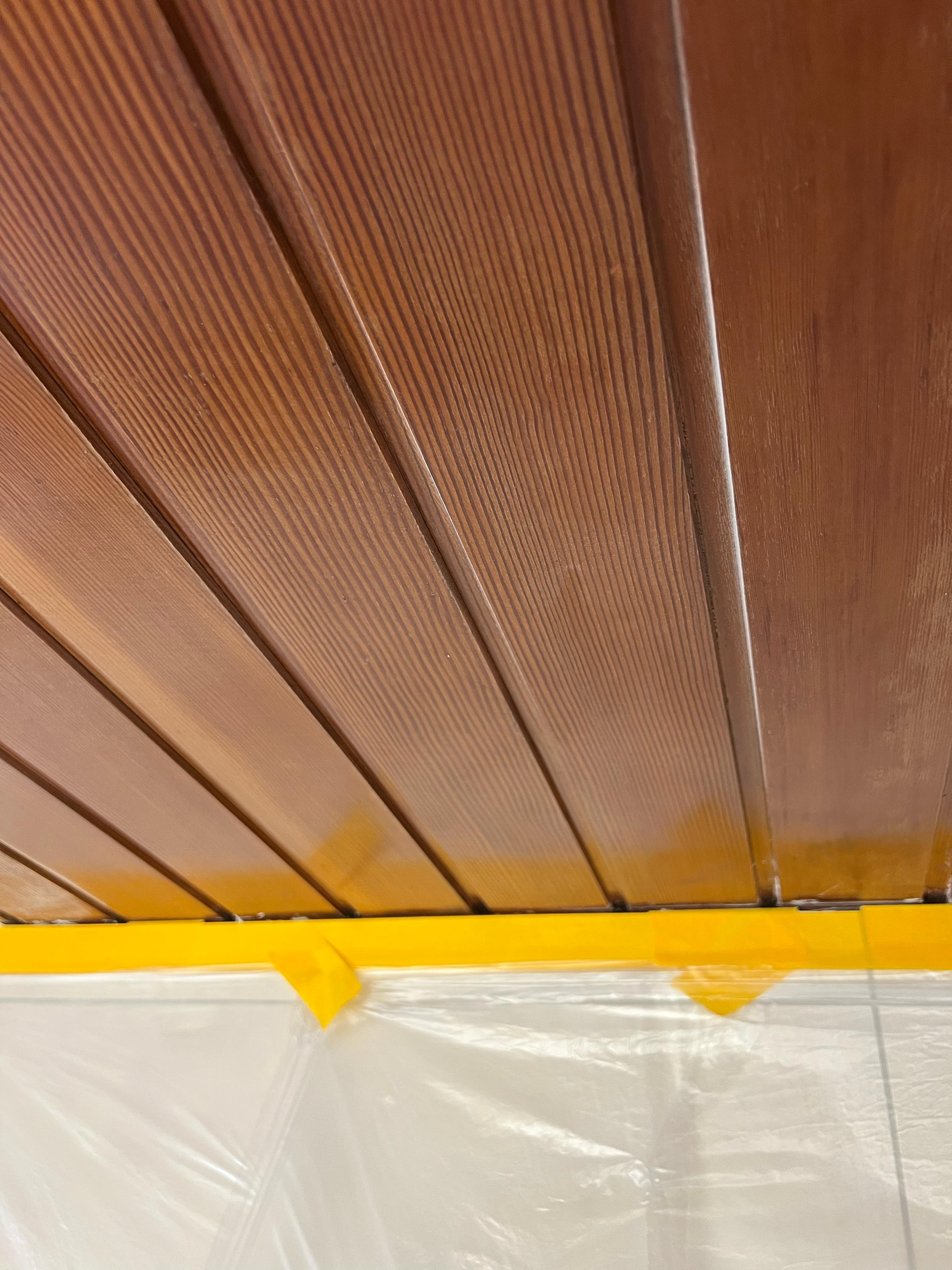 Holzdecke modernisieren: Mit weißem Lack das Badezimmer optisch vergrößern