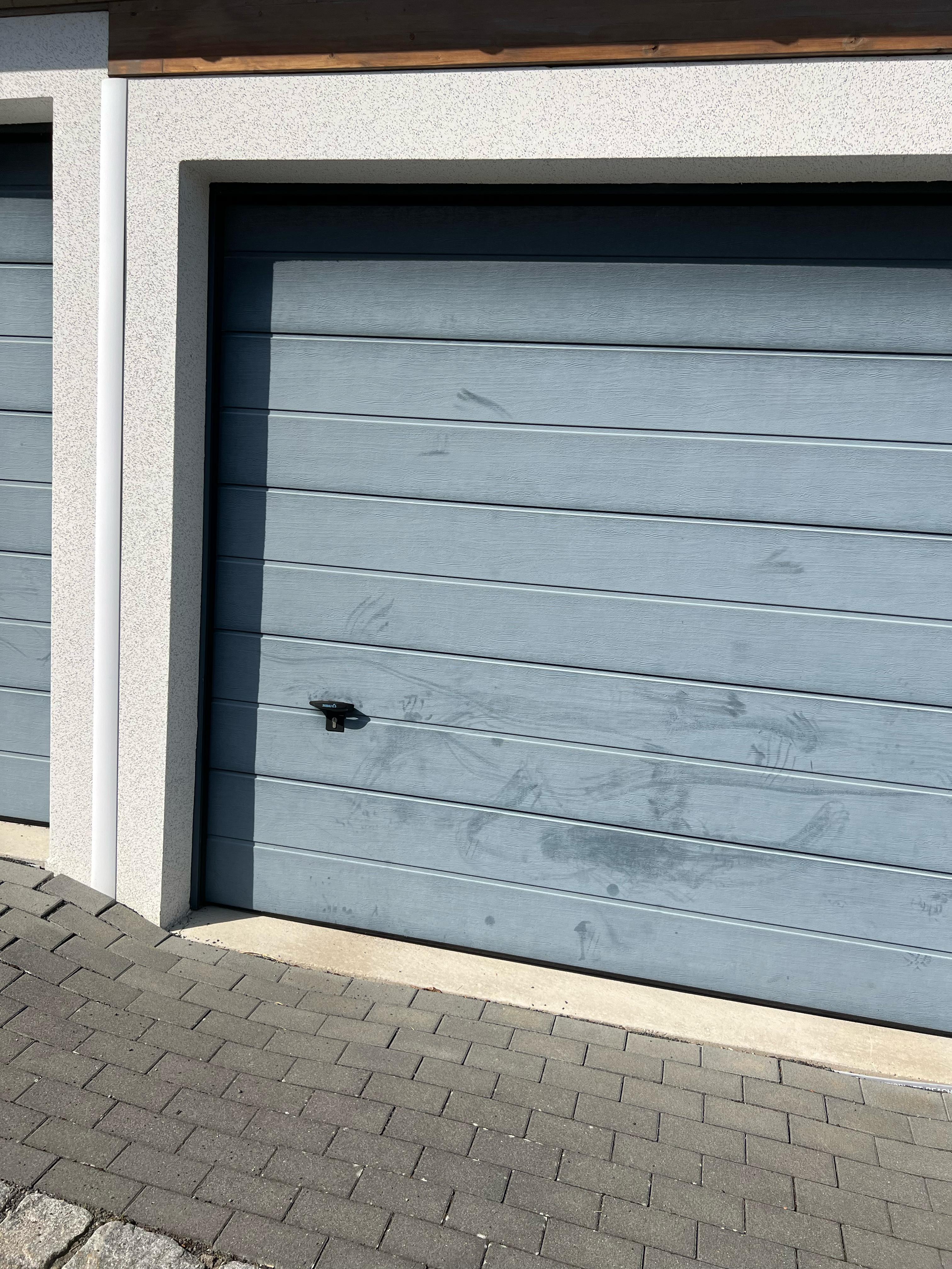 Aluminium-Garagentor lackieren - Schritt-für-Schritt-Anleitung