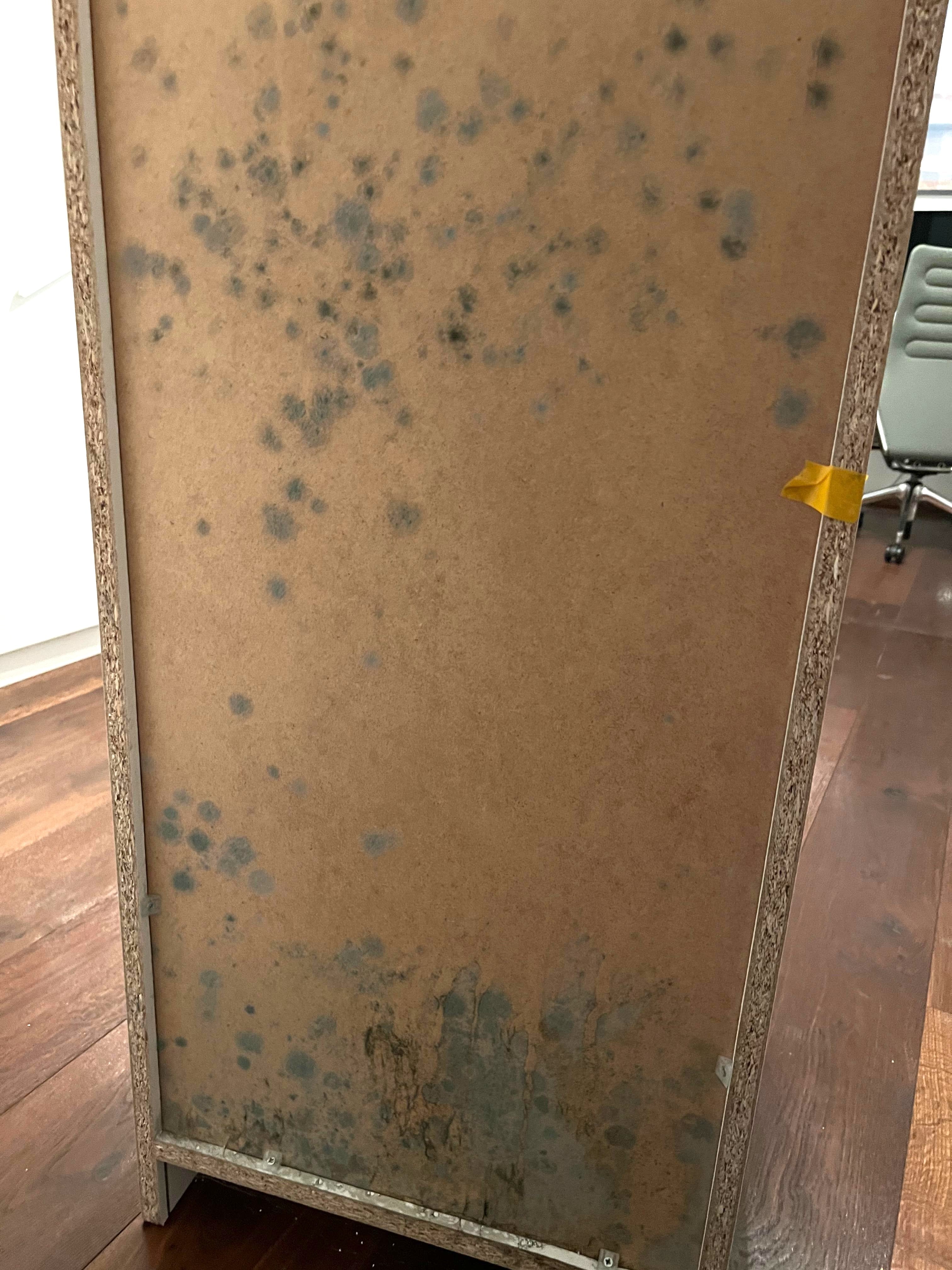 Schimmel hinter Möbel und Einbauküchen entfernen